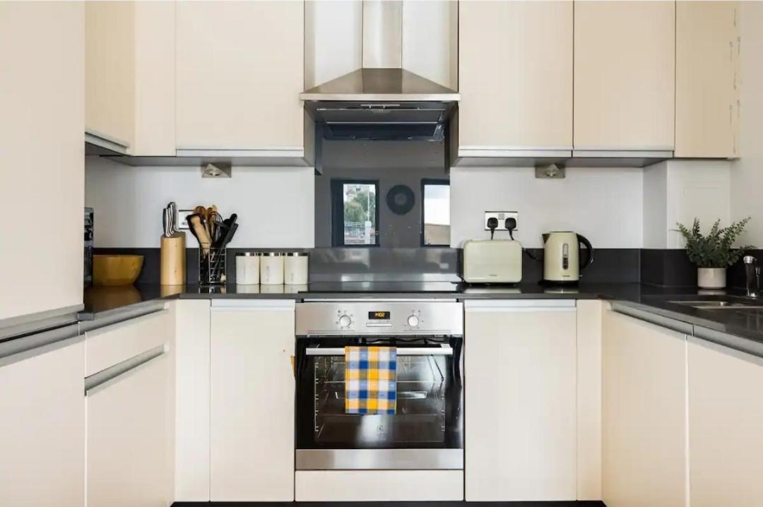Appartamento Elegant 2-bedroom Flat Near Bridge - Perfect Location With Easy Access *
