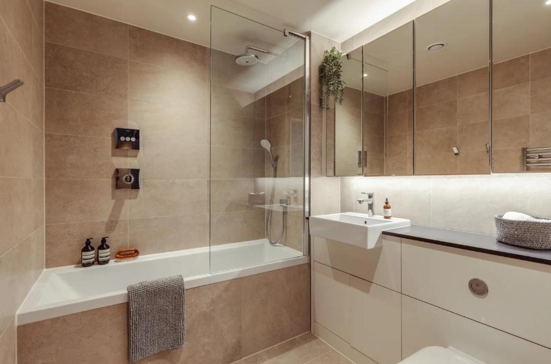 Appartamento Elegant 2-bedroom Flat Near Bridge - Perfect Location With Easy Access Londra