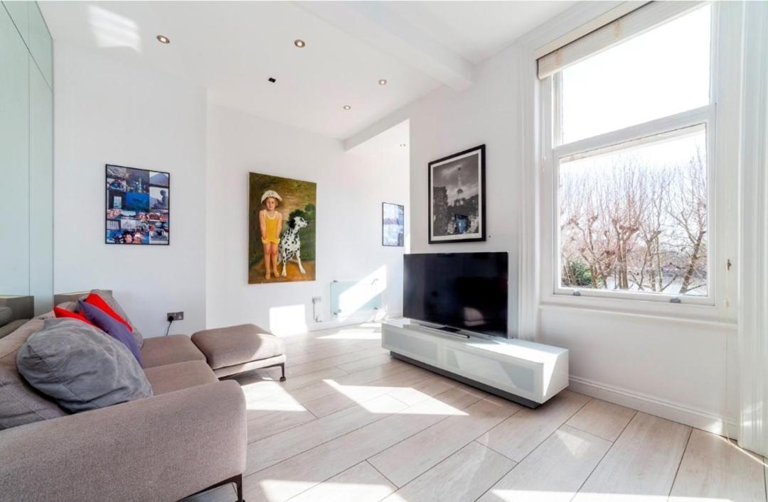 Elegant 2-bedroom Flat Near Bridge - Perfect Location With Easy Access * Londra
